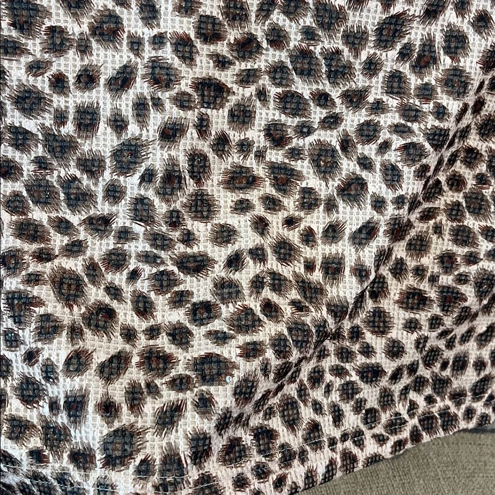 Chic Leopard Print Blouse - Picture 2 of 3